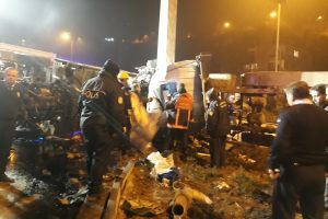 Freni boşalan alçı yüklü tır devrildi: 1 ölü
