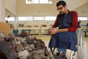 Ekmeğini 'agat taşı'ndan çıkarıyor