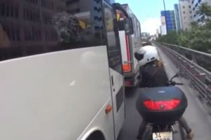 Kadın motosiklet sürücüsünden otobüs şoförüne yumruklu tepki