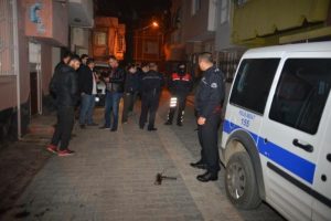 Polisi görünce silahı atıp, kaçtılar