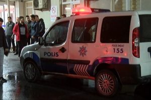 Kavgayı ayırmak isteyen polis bıçaklandı