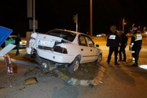 Ambulans ile otomobil çarpıştı: 4 yaralı