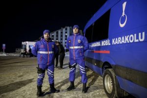 Bursa Uludağ'da herkes eğlenirken onlar nöbet tuttu