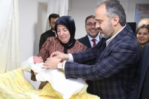 Bursa'da 2017'nin son 2018'in ilk bebekleri dünyaya geldi