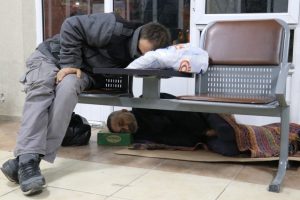 Evsizler, 2018'e banklarda veya yerde yatarak girdi