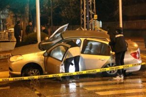 'Dur' ihtarına uymayıp polisin ateş açtığı otomobil kaza yaptı
