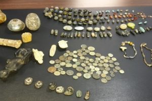 Paha biçilemeyen eserleri satamadan yakalandılar