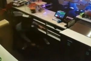 Silahlı soyguncuya böyle direndi