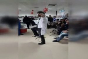 Doktor kanser hastalarına moral için zeybek oynadı