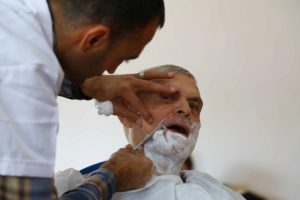 Cezasını tıraş ederek çekiyor
