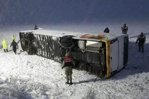 Erzurum'da yolcu otobüsü devrildi: 18 yaralı