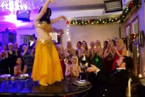 Adnan Oktar yılbaşında dansöz oynatıp kediciklerle eğlendi