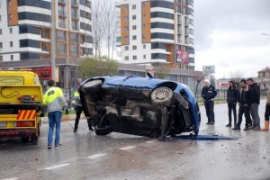 Hurdaya dönen otomobilden yaralı olarak kurtuldular