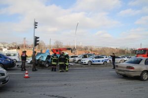 Otomobiller çarpıştı: 6 yaralı