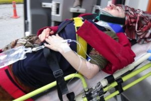 Otomobil menfeze devrildi: 4 yaralı