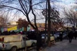 İranlılar hükümet karşıtı protestoları kınadı