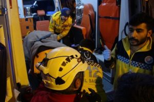 Kayalıklardan düşen genç 5.5 saat sonra kurtarıldı