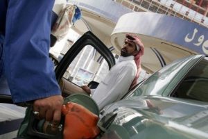 Suudi Arabistan'da benzin fiyatlarına büyük zam