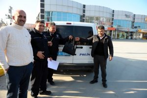 Bursa'da çöpte bulduğu içi altın dolu çantayı polise teslim etti