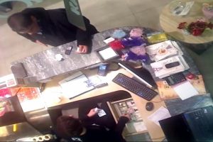 Parayı yere atıp cep telefonunu çaldı