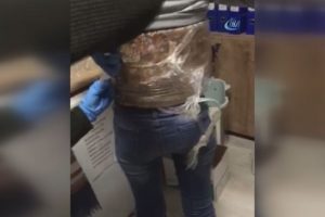 Vücuduna sarılı halde yakalandı