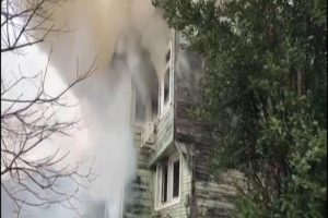 3 katlı ahşap binada korkutan yangın!