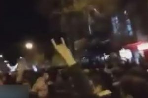 İran'daki eylemlerde Bozkurt işaretleri!