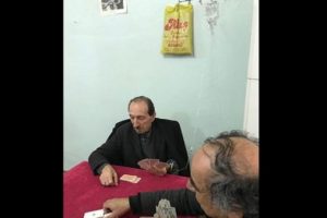 Kolunda serumla geldi, iskambilden vazgeçmedi