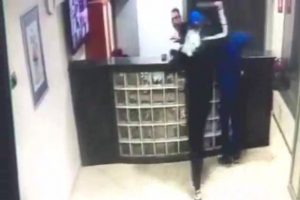 Tıp merkezinde silahlı ve palalı gasp!