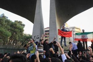 İran'daki protestolarda rejim hedef alınıyor