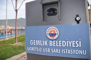 Bursa Gemlik'te akıllı aydınlatma ve ücretsiz şarj üniteleri hizmete girdi