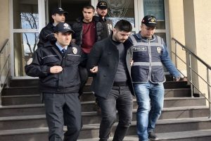 32 kişiyi internet üzerinden dolandırdılar