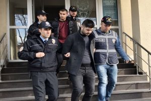 32 kişiyi internet üzerinden dolandırdılar