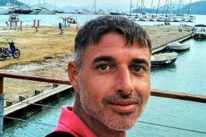 Yön levhasına çarpan motosiklet sürücüsü öldü