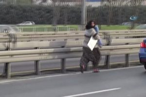 Otomobille geldiler, üstlerini değiştirip otoyolda dilendiler