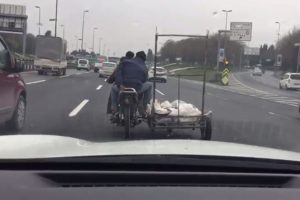 Motosikletli tehlike saçtı