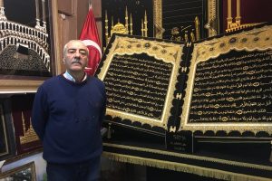 Yasin Suresi'ni 50 bin metre sim sırma kullanarak nakşetti