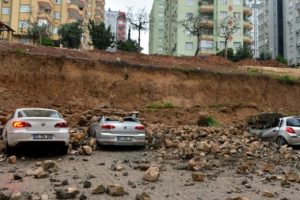 İstinat duvarı 4 aracın üzerine yıkıldı