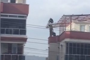 Tedbirsiz çalışan işçiler yürekleri ağza getirdi