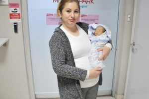 870 gram doğdu hayata tutundu