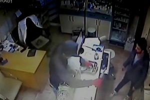 Nöbetçi eczaneyi bıçakla soydu