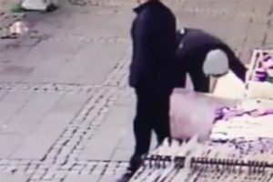 Kameraya aldırmadan kucaklayıp götürdüler