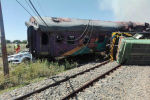 Yolcu treni kamyona çarptı: 4 ölü, 40 yaralı