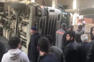Hafriyat kamyonu devrildi: 1 yaralı