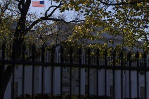 'Trump'tan Beyaz Saray'da cep telefonu yasağı' iddiası