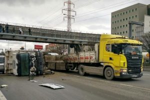Kamyon yüklü TIR üst geçide çarptı