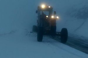 Karayolları ekipleri kapanan yolu açtı