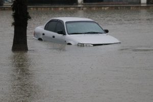 Adana otogarında araçlar sular altında kaldı