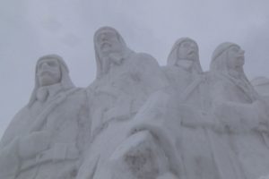 Sarıkamış şehitleri anısına kardan heykeller yapıldı