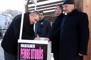 Erkekler 'pembe otobüs' için imza attılar ve topladılar